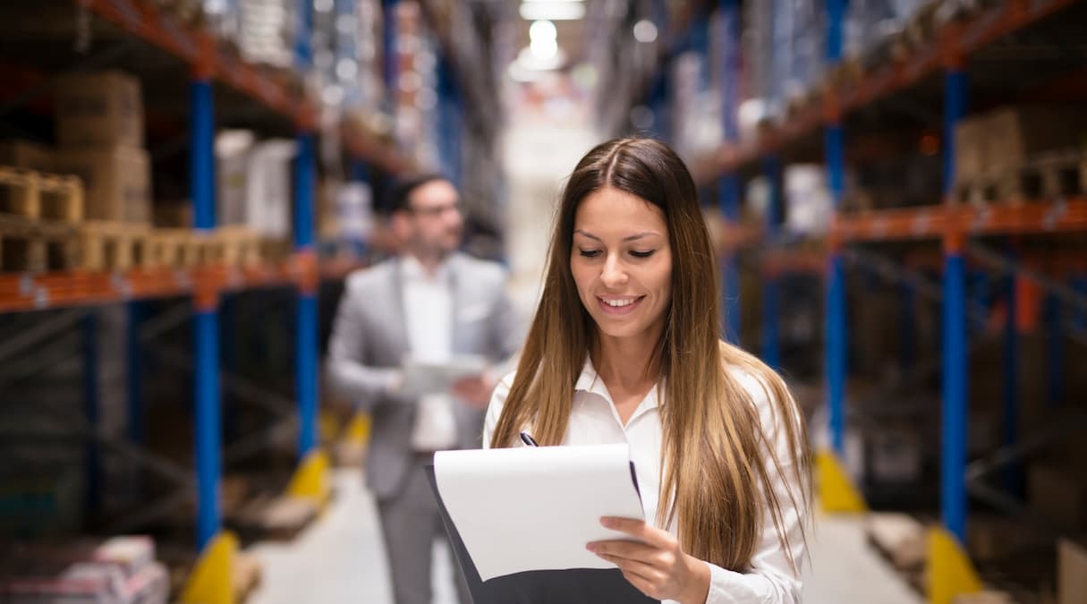 Mulher lojista em um armazém de produtos, juntamente com seu fornecedor de produtos, representando um bom relacionamento entre fornecedores e lojistas||ilustração do bom relacionamento com fornecedores mostrando homem com barba apontando para um caminhão de frete em miniatura num fundo azul com nuvens