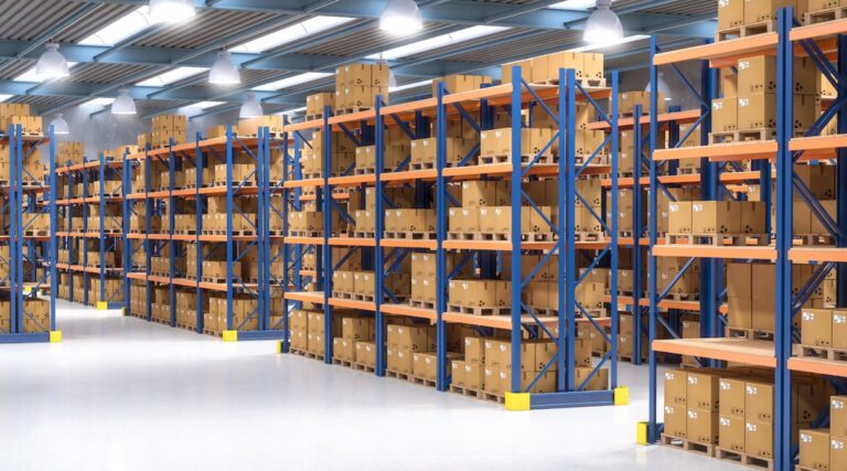 Um armazém grande de produtos, que está relacionado a importância do picking e packing||||Tipos de picking||Picking e packing: entenda a importância||