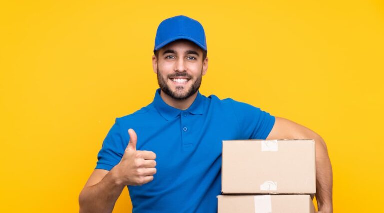 Entregador dos Correios carregando encomendas em caixas de papelão, compradas com a funcionalidade de correios barato da Frenet||Entregador dos Correios carregando encomendas em caixas de papelão, compradas com a funcionalidade de correios barato da Frenet||Emita Etiquetas na Frenet