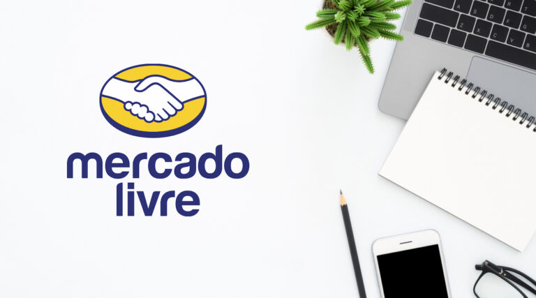 Logotipo do Mercado Livre, ao lado um notebook, caderno de anotações e um smartphone||