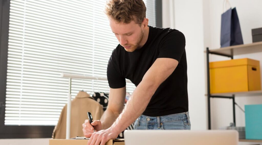 Homem lojista trabalhando com vendas online em seu escritório